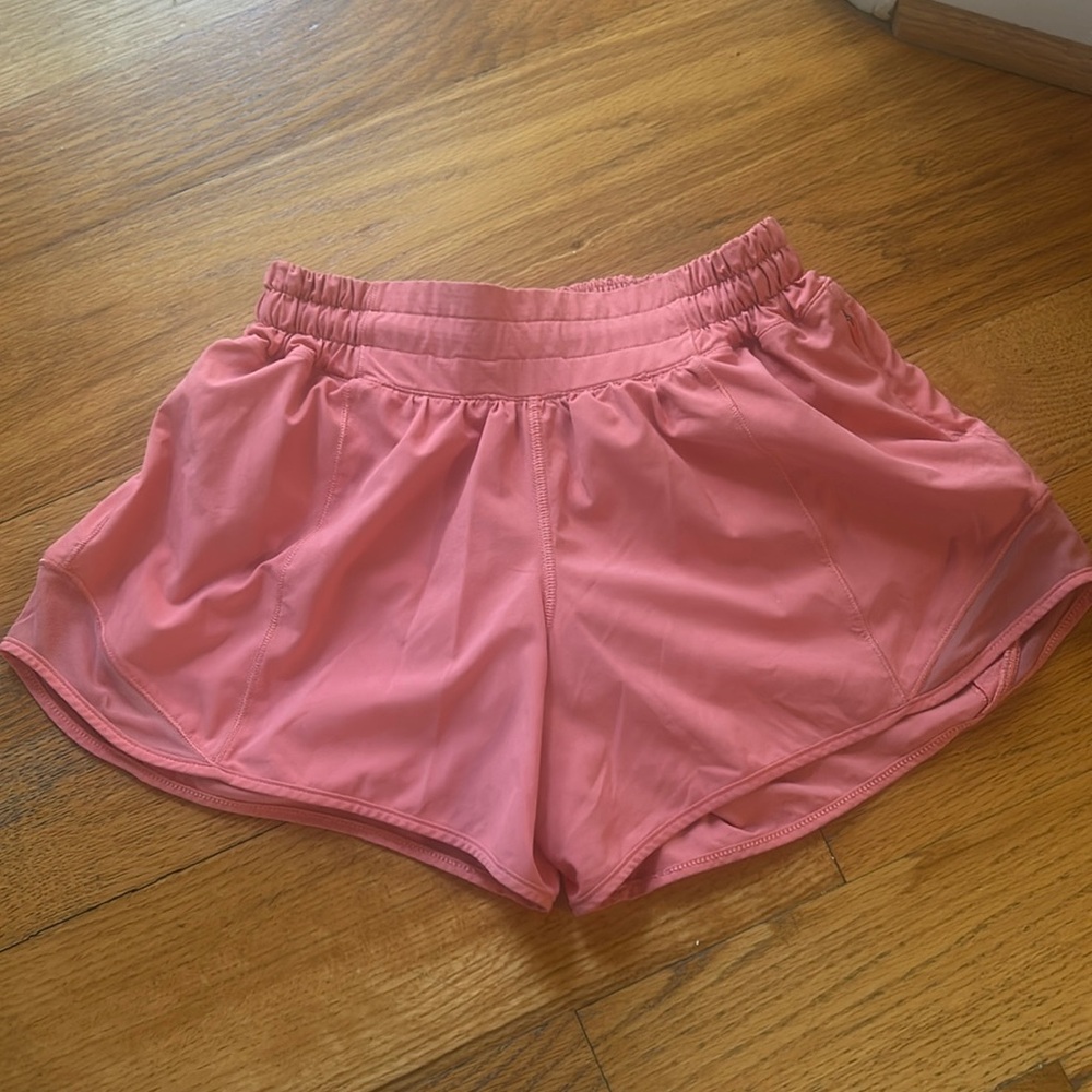 Lululemon Hotty Hots-Low rise (Raspberry Cream) Size 4 (4 inch)